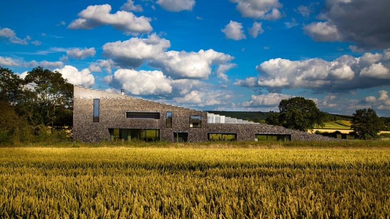 Immersed in a novel at the “Flint House”, splendor in Buckinghamshire