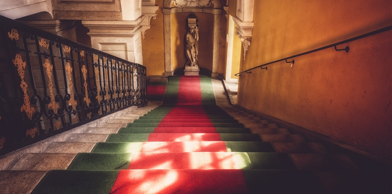 Come mettere una passatoia di moquette sulle scale Come mettere una passatoia di moquette sulle scale