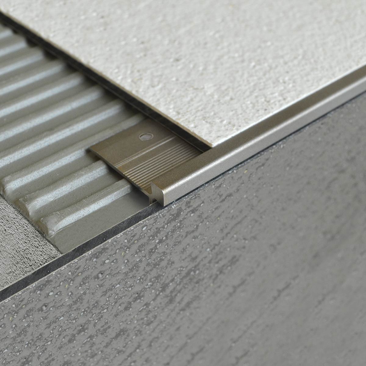 Profili per gradini Profili decorativi per gradini Profilitec Profili per gradini Profili decorativi per gradini Profilitec