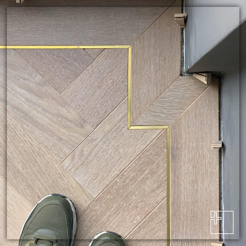 Profilo Linetec AD in ottone con pavimento in legno